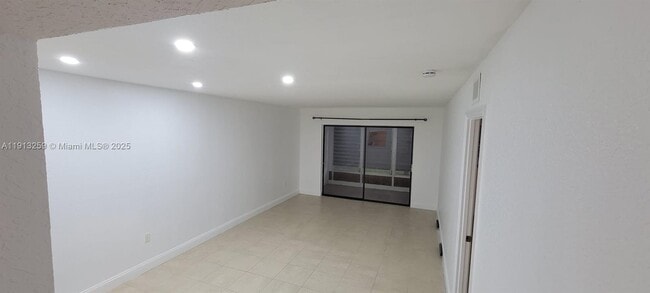 Photo - 7320 NW 85th Ct Unidad 205