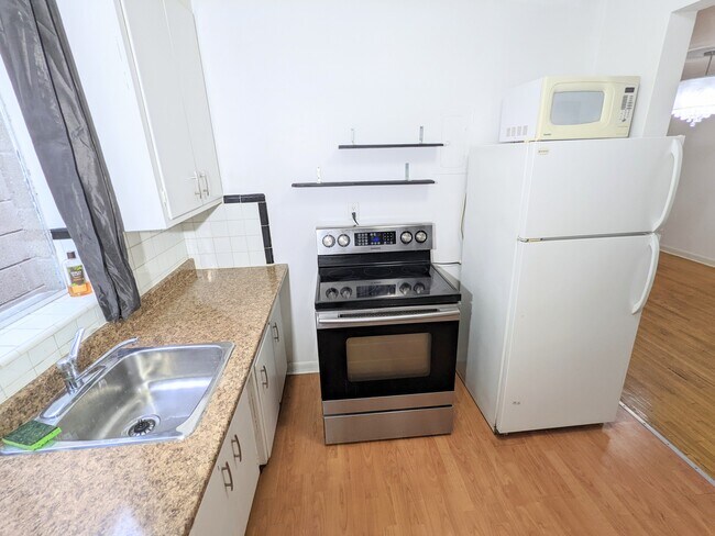 Photo - 2bd, 1Bath 5 minutes walk to Eglinton W Su... Unit 2