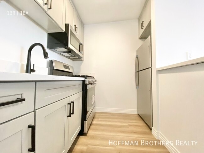 Building Photo - 1240 S Bronson Ave