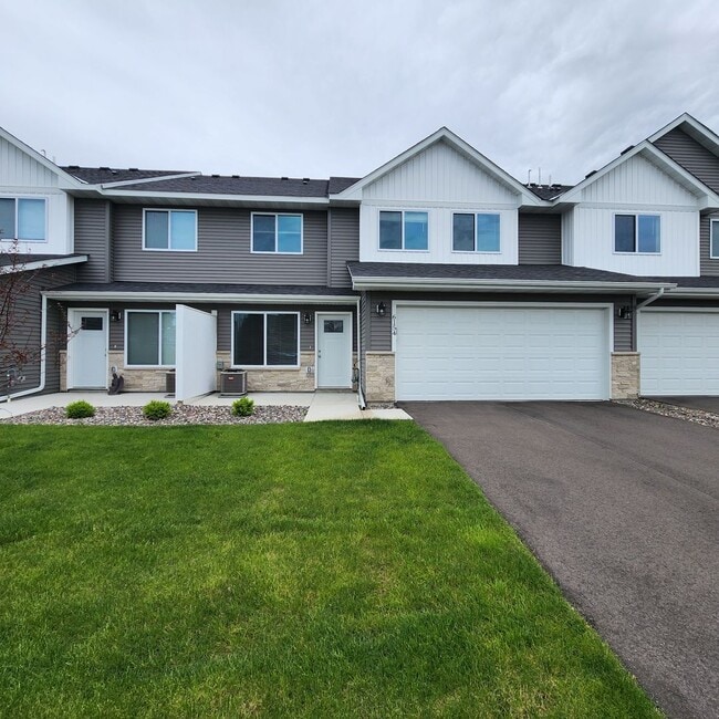 Building Photo - Enjoy where you rent! 3bd 3ba 2car garage townhome available now