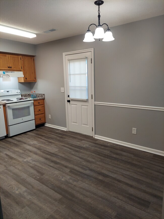 Kitchen - 115 Shearer St