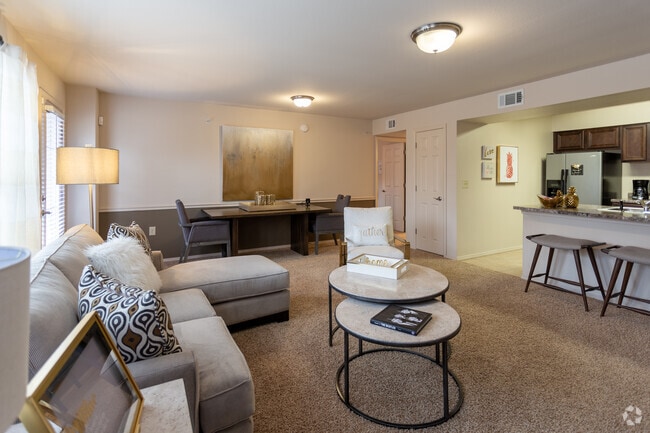 2BR, 2BA 1050SF