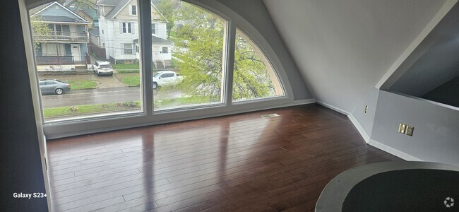 Building Photo - 826 W 10th St Unit Front Rental