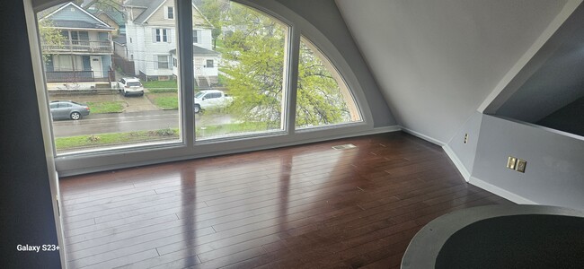 Beautiful - 826 W 10th St Apartments Unit Front