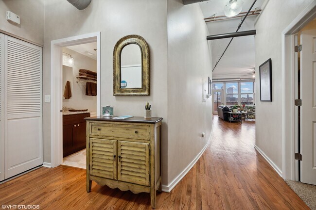 Photo - 6 S Laflin St