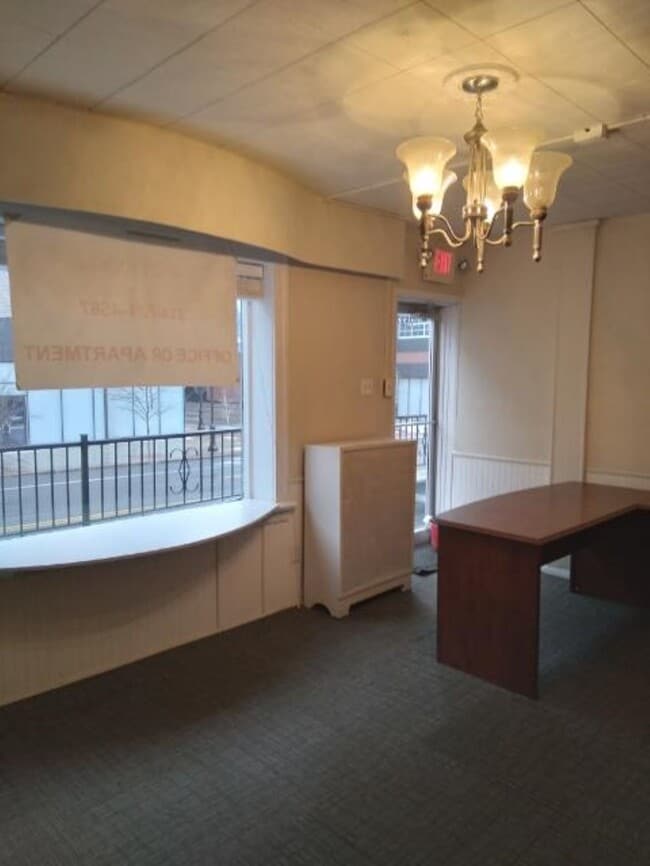 Building Photo - 7527 Forsyth Blvd Unit B Rental