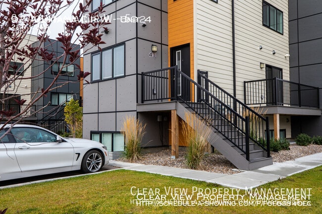 Building Photo - Close to the University, 2 bed, 1.5 bath, AC suite! Unit 5