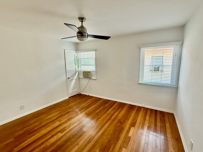 Unit 11152-3/4 - 11152-11154 Morrison St