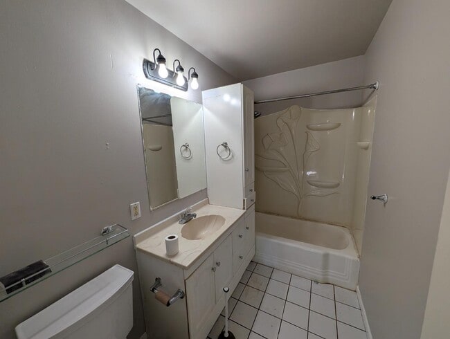 Building Photo - 3021 Woodmont Dr