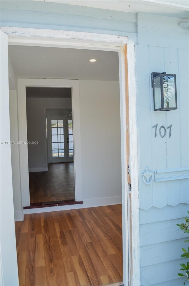 Photo - 707 N J St