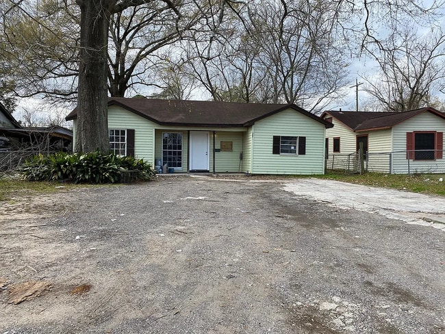 Building Photo - House For Rent 3875 E Lynwood Dr Beaumont, TX 77703