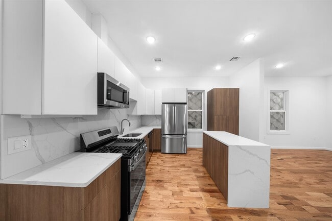 Building Photo - 1111 53rd St Unit 2