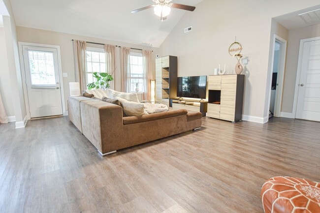 Photo - Pet Friendly Three Bedroom!