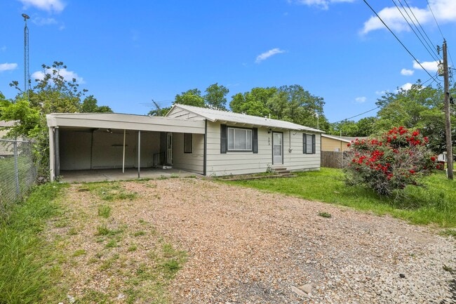 Building Photo - QUAINT 2 Bed, 1 Bath Home in Blue Ridge!!