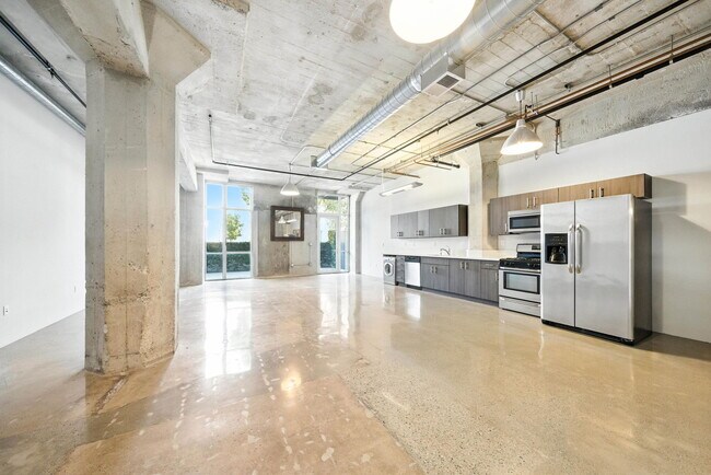 Photo - 825 East 4th St