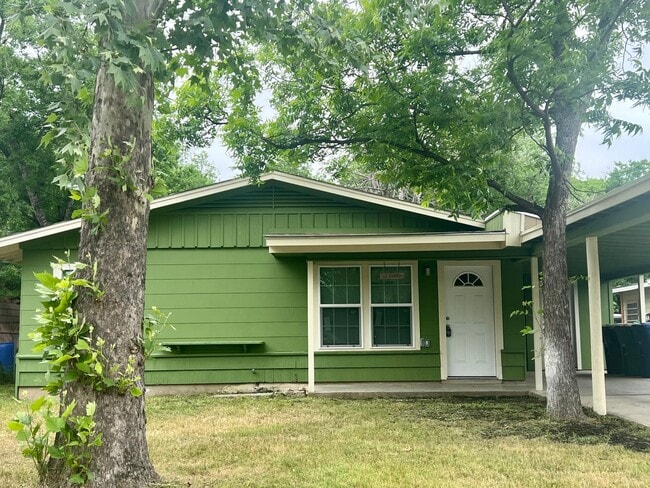 Building Photo - Cozy, Remodeled 2BR with Covered Parking &... Rental