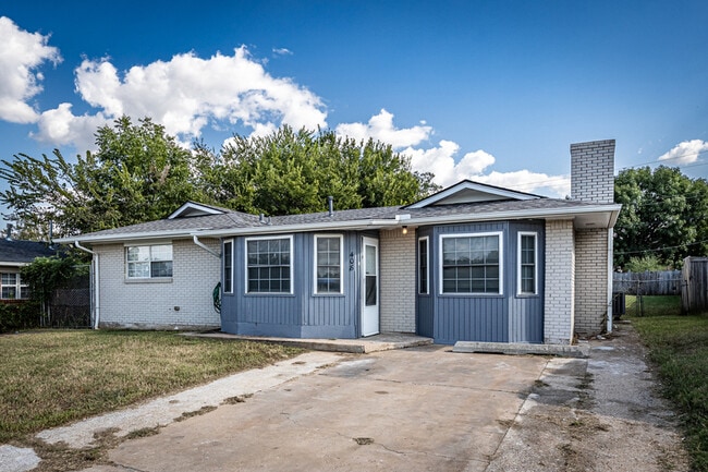 Photo - 408 NW Woodridge Dr
