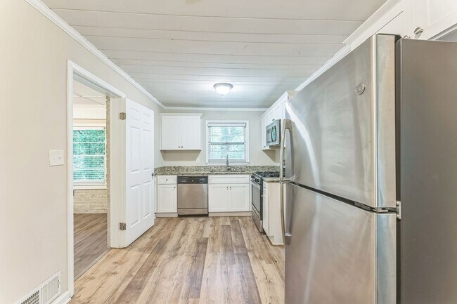 Photo - 195 Polar Rock Rd SW