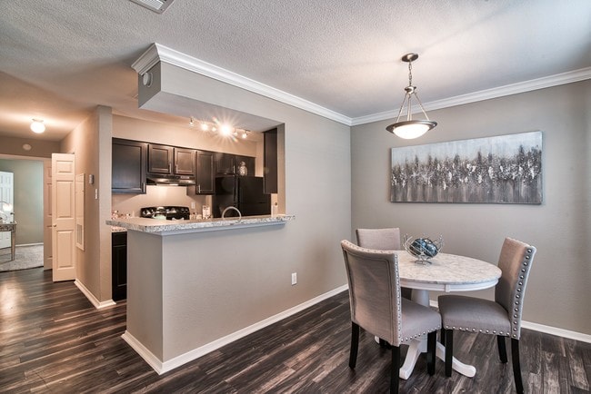 2x2 902 ft² - The Farrington Apartments