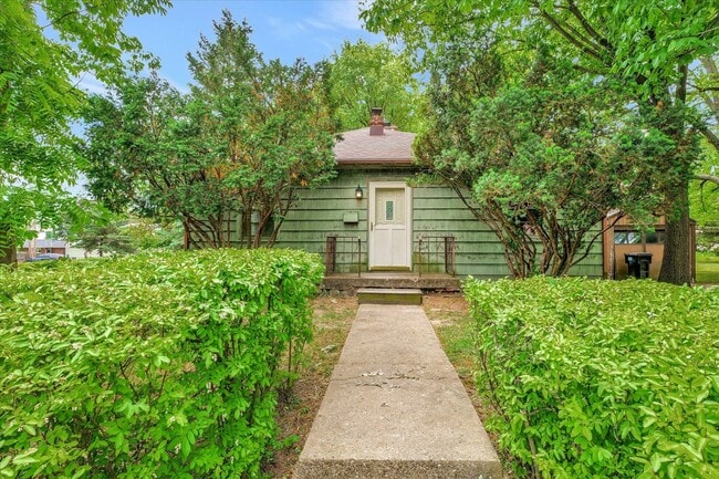 Photo - 2 BED / 1 BATH HOUSE NEAR CAMPUS W/ CHARMI...