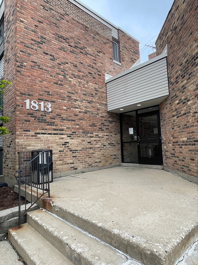 Building Photo - 1813 Hemlock Pl Unit 206 Rental