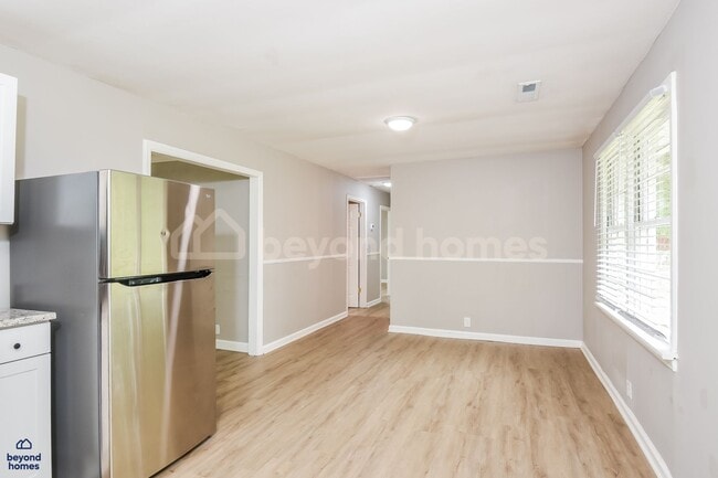 Photo - 935 James Ave