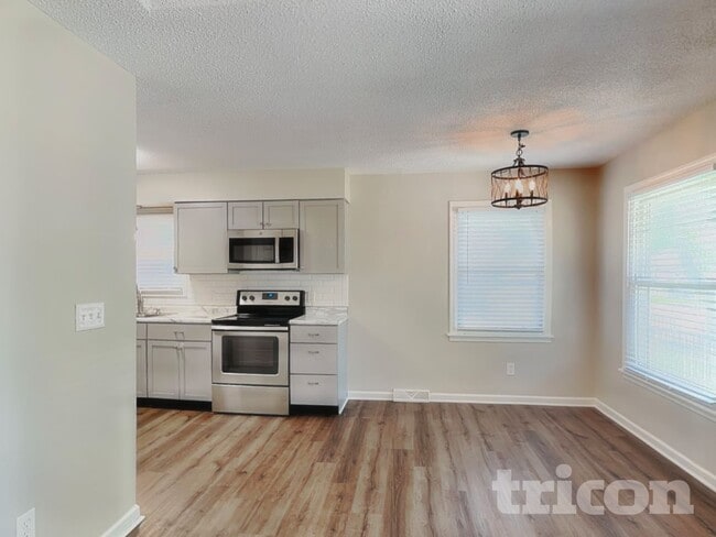 Photo - 408 NW Palmer Dr