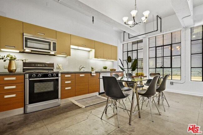 Photo - 746 S Los Angeles St Unidad 304