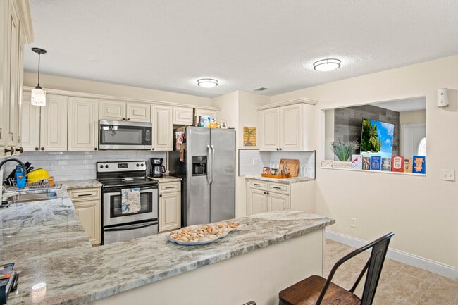 Building Photo - 232 SW Kimball Cir Rental