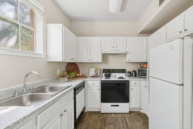 Building Photo - Colonnade