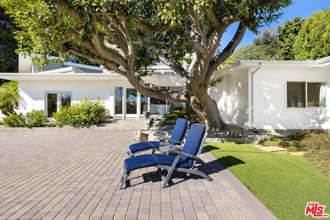 11215 Sunset Blvd