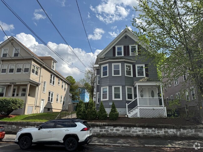 Building Photo - 130 S Elm St Unit 2 Rental