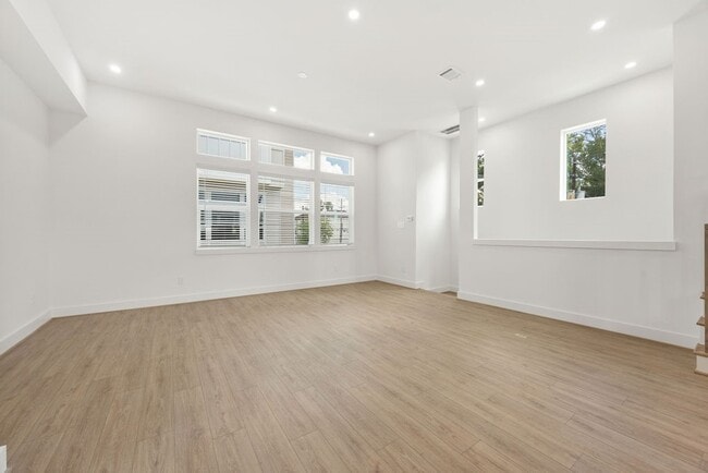 Photo - 2121 Hoskins Dr