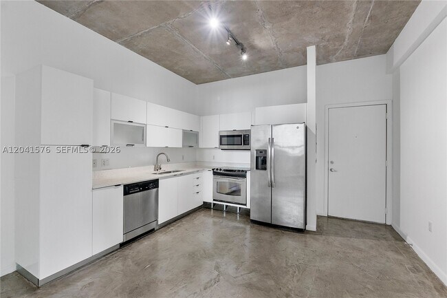 Building Photo - 234 NE 3rd St Unit 1404