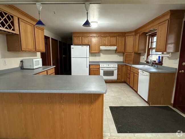 Building Photo - 3 Bedroom 1 Bath Bungalow-Style Ranch Rental