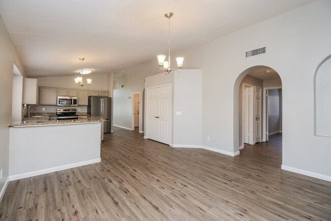 Photo - 748 W Dublin St