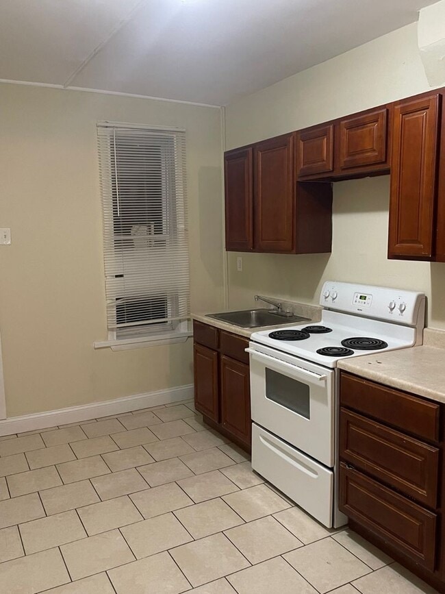 Building Photo - Three Bedroom One Bathroom Ready For ASAP Move In