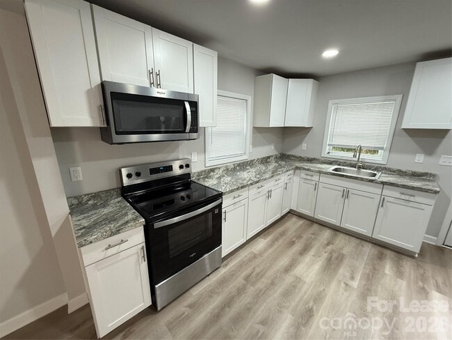 Photo - 707 N Main St