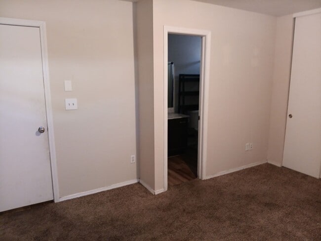 Photo - 4 Bedroom, 2 Bathroom! Lovely Home Coming ...