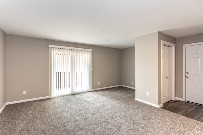 1BR, 1BA - 720 SF