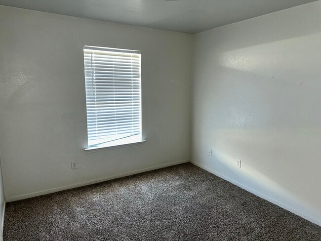 Photo - 402 Topeka Ct