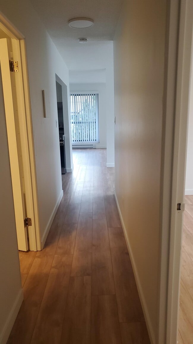 Photo - 430-430 Stewart Ave