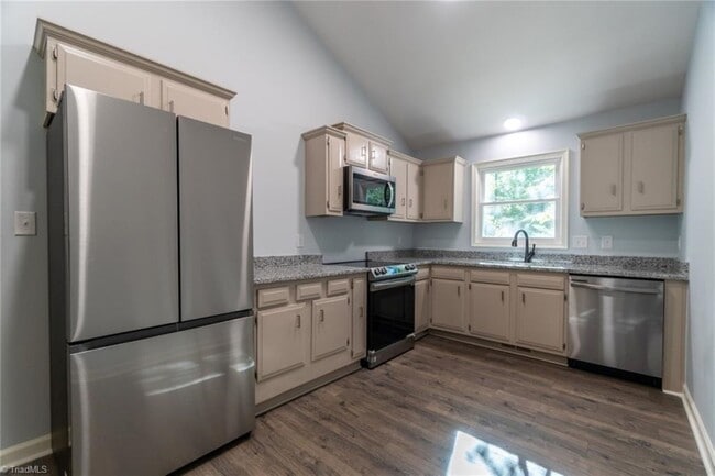 Photo - 1121 Saxony Dr