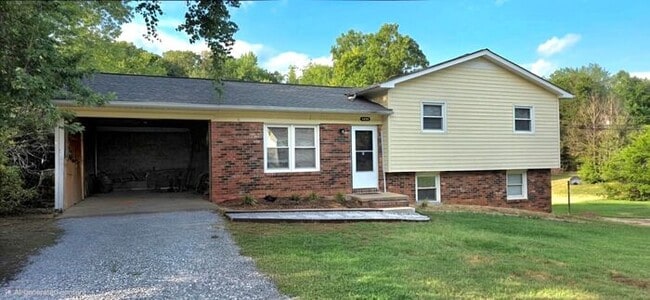 Building Photo - Beautifully Renovated 4BD/1BA Home w/ Finished Basement in Hickory!