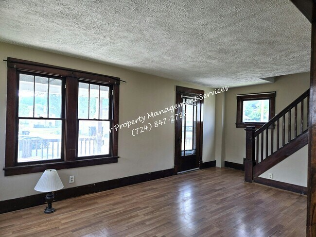 Photo - 407 Bridge St