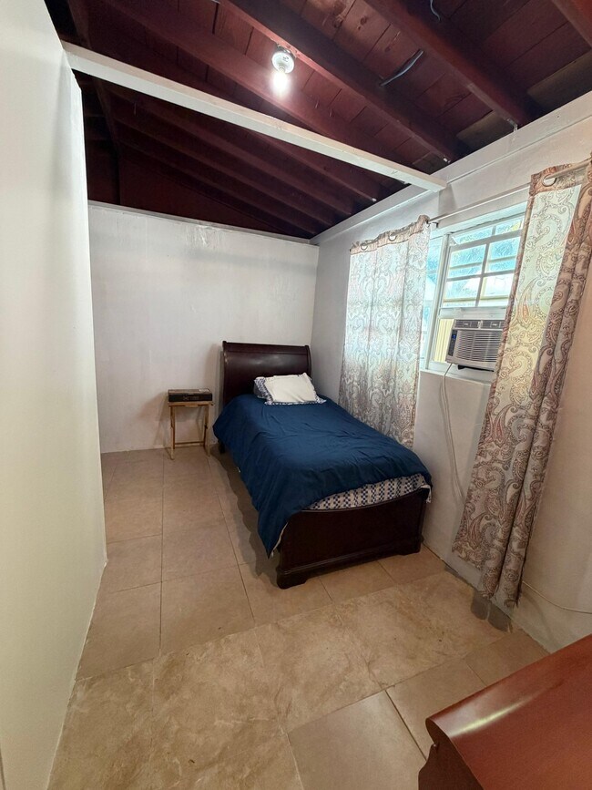 3365 NW 34th St