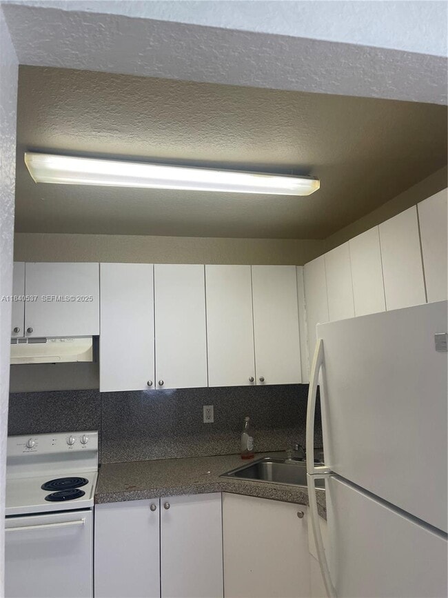 Building Photo - 17255 SW 95th Ave Unit 153