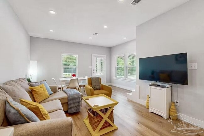 Photo - 321 N De Villiers St