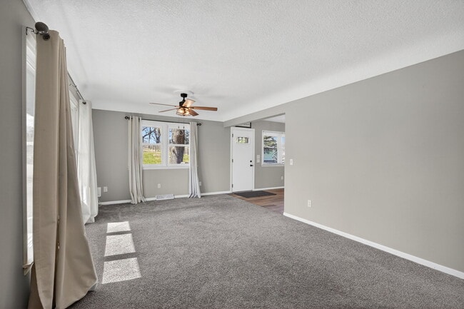 Sala de estar en la planta principal - 135 Elm St