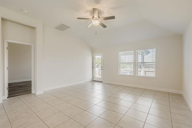 Photo - 1008 Sundrops St